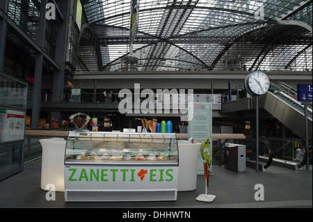 Glas Stahl Innenansicht Berlin Hauptbahnhof mit Zanetti Eis Eis Kiosk am Europaplatz Eingang. Stockfoto