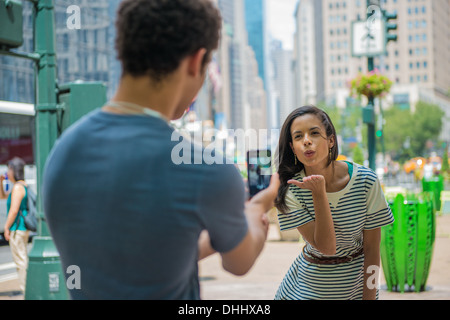 Frau bläst Kuss Stockfoto