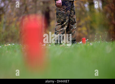 Geltow, Deutschland. 11. November 2013. Der Offizier verantwortlich für das Projekt, Bernd Richter, steht auf dem Gelände für das geplante Denkmal für Soldaten der Bundeswehr, die im Ausland auf dem Gelände der ehemaligen Kommandozentrale (EinsFueKdoBW) der Bundeswehr in Geltow, Deutschland, 11. November 2013. Wiederaufforstung startet in Kürze für eine so genannte "Forest of Memory". Die Bauarbeiten werden voraussichtlich im Frühjahr 2014 beginnen und das Denkmal wird voraussichtlich 15. November 2014 eröffnet werden. Foto: RALF HIRSCHBERGER/Dpa/Alamy Live News Stockfoto