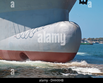 neues Schiff im Meer - bauchigen Bogen im Vordergrund anzeigen Stockfoto