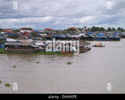 Mekong-Fluss Kambodscha. Menschen, die auf dem Wasser schwimmende Dörfer überleben durch die Fischerei Stockfoto