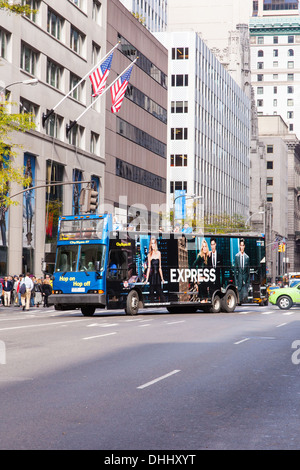 Touristenrundbus Fifth Avenue, New York City, Vereinigte Staaten von Amerika. Stockfoto