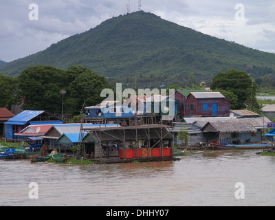 Mekong-Fluss befindet sich Kambodscha zeigt auf Stelzen.   Menschen, die auf dem Wasser schwimmende Dörfer überleben durch die Fischerei Stockfoto