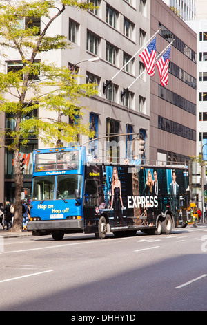 Touristenrundbus Fifth Avenue, New York City, Vereinigte Staaten von Amerika. Stockfoto