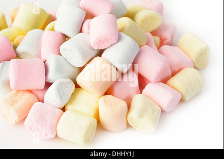 kleine farbige geschwollene Marshmallows isoliert auf weißem Hintergrund Stockfoto