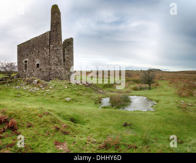 Die Ruinen eines alten Zinnbergbau Engline Hauses auf an Schergen auf Bodmin Moorin Cornwall Stockfoto