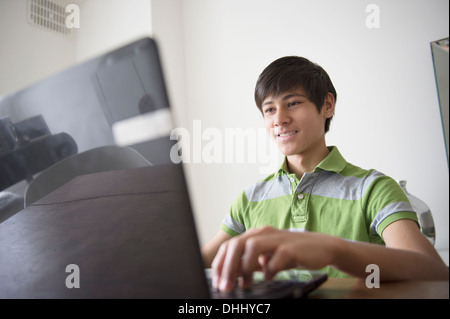 Teenager mit laptop Stockfoto