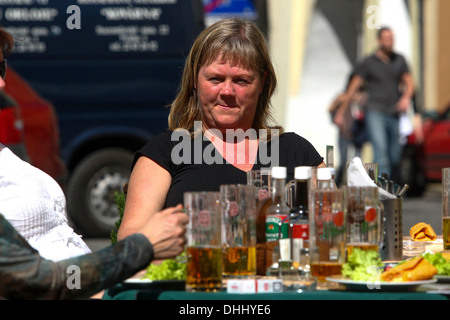 Frau hinter einem Tisch mit Gläsern Bier Prager Tourismus Stockfoto
