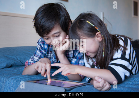 Bruder und Schwester mit digital-Tablette Stockfoto