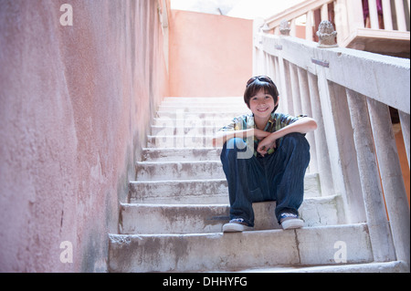 Junge sitzt auf Treppe Stockfoto