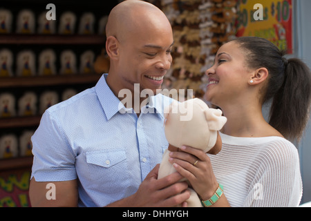 Paar im Souvenir-Shop mit Teddybär Stockfoto