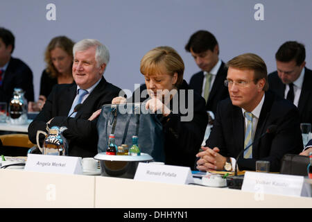 Berlin, Deutschland. 11. November 2013. CDU/CSU und SPD weiterhin die Koalitionsverhandlungen SPD zentrale Pertei in Berlin. / Foto: Alexander Dobrindt (CSU), Horst Seehofer (CSU), Angela Merkel und Ronald Pofalla (CDU), während der Verhandlungen in Berlin. Bildnachweis: Reynaldo Chaib Paganelli/Alamy Live-Nachrichten Stockfoto