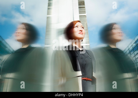 Mehrere Exposition Porträt der jungen Frau durch moderne Gebäude Stockfoto