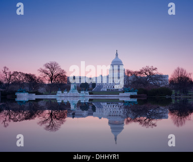 Kapitol in Washington, D.C. im Morgengrauen mit dem reflektierenden Pool, USA Stockfoto