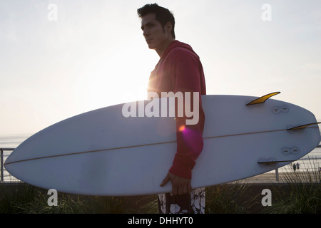 Mitte erwachsener Mann mit Surfbrett Stockfoto