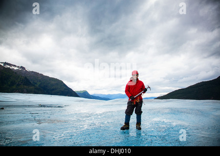 Mann mit Eispickel auf Mendenhall Gletscher, Alaska, USA Stockfoto