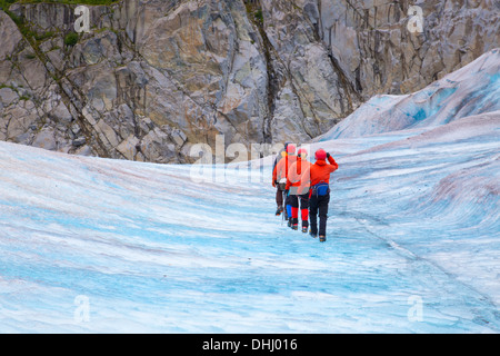 Vier Menschen zu Fuß auf Mendenhall Gletscher, Alaska, USA Stockfoto