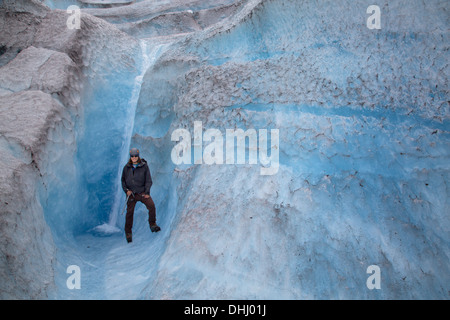 Mann auf Mendenhall Gletscher, Alaska, USA Stockfoto