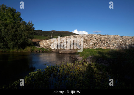Der Stille Mann Brücke, AKA Leam Brücke über den Owenriff-Fluss ist ein beliebtes Touristenziel in der Nähe von Oughterard, Connemara, County Galway, Irland Stockfoto