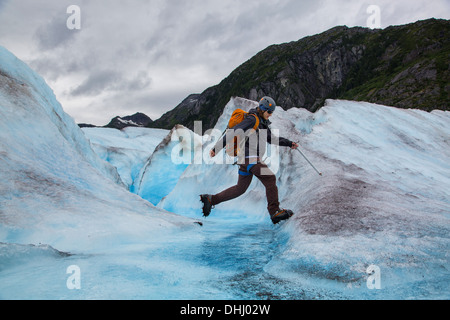 Junger Mann zu Fuß auf Mendenhall Gletscher, Alaska, USA Stockfoto