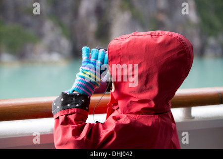 Junge Mädchen auf der Suche am Gletscher in Alaska von Kreuzfahrtschiff, Ketchikan, Alaska, USA Stockfoto