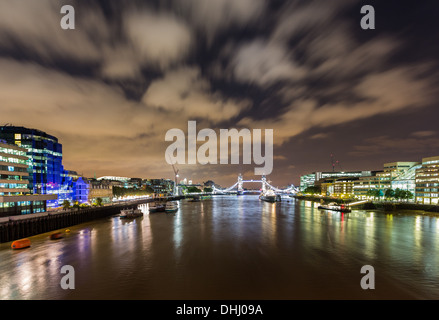 Blick auf die Themse bei Nacht mit Blick auf die Tower Bridge, London, UK Stockfoto