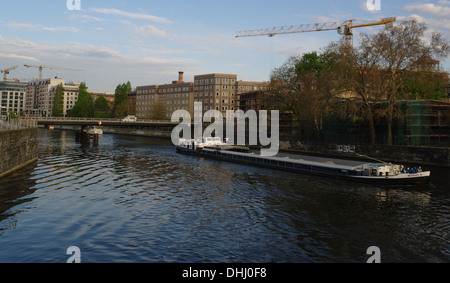 Dawn blauer Himmelsblick, vom Monbijoubrucke in Richtung Ebertbrucke, lange Cargo Schiff bewegen Osten entlang Spree, Berlin, Deutschland Stockfoto