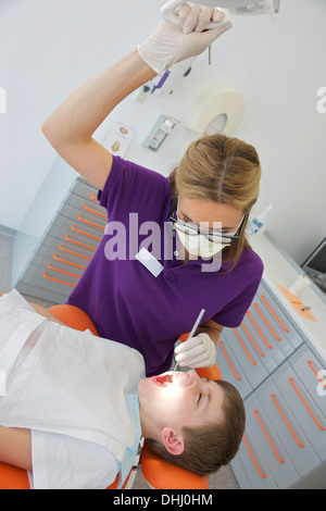 Zahnarzt Behandlung von Patienten Stockfoto