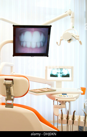 Dental Klinik und Computer-Monitore mit Bildern der Zähne Stockfoto