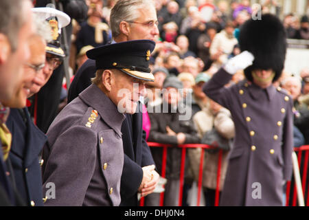 Ypern, Belgien 11. November 2013 - HRH Herzog von Edinburgh bei Ypern-Menin Gate Zeremonie "Die Versammlung des Bodens" für Flandern Felder Memorial Garden - Caroline Vancoillie /Alamy Live-Nachrichten Stockfoto