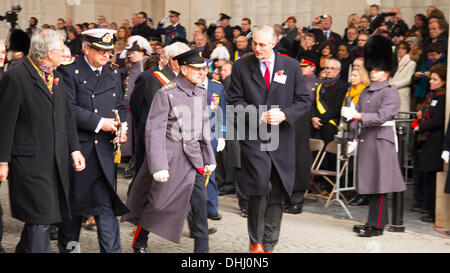 Ypern, Belgien 11. November 2013 - HRH Herzog von Edinburgh bei Ypern-Menin Gate Zeremonie "Die Versammlung des Bodens" für Flandern Felder Memorial Garden - Caroline Vancoillie /Alamy Live-Nachrichten Stockfoto