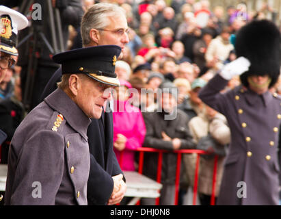 Ypern, Belgien 11. November 2013 - HRH Herzog von Edinburgh bei Ypern-Menin Gate Zeremonie "Die Versammlung des Bodens" für Flandern Felder Memorial Garden - Caroline Vancoillie /Alamy Live-Nachrichten Stockfoto