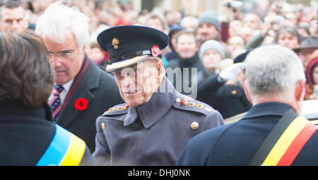 Ypern, Belgien 11. November 2013 - HRH Herzog von Edinburgh bei Ypern-Menin Gate Zeremonie "Die Versammlung des Bodens" für Flandern Felder Memorial Garden - Caroline Vancoillie /Alamy Live-Nachrichten Stockfoto