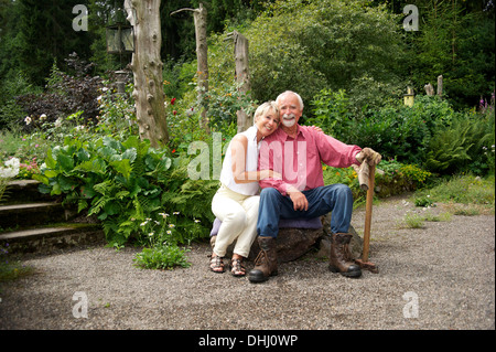 Porträt von älteres Paar im Garten Stockfoto