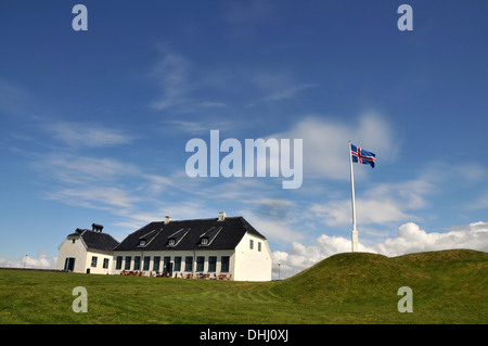 Haus und Flagge auf der Insel von Videy in der Nähe von Reykjavik, Island, Europa Stockfoto