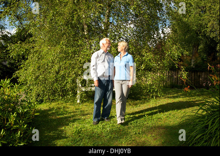 Porträt von älteres Paar im Garten Stockfoto