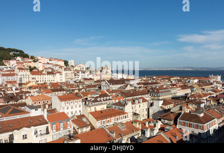 Lissabon, Portugal: Alte Häuser und Dächer Stadtbild von Alfama Viertel Stockfoto