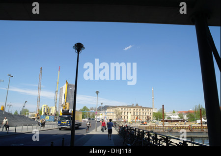 Blauer Himmel Blick Fußgänger, Fahrräder, Frierdich Liste Ufer, Norden, Invalidenstraße von Central Railway Station-Brücke, Berlin Stockfoto