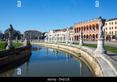 Veneto, Padua, die Statuen entlang des Kanals in Prato Della Valle quadratisch Stockfoto
