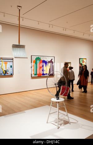 Marcel Duchamps 'im Voraus von den gebrochenen Arm' und 'Fahrrad Rad' auf dem Display im Museum of Modern Art, New York, USA Stockfoto