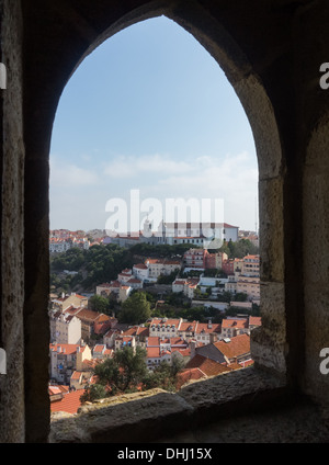 Alte Häuser und Dächer von Alfama Viertel von Lissabon in Portugal. Castelo de Sao Jorge oder St George entnommen. Stockfoto