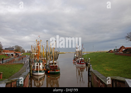 Krabbenkutter im Hafen von Greetsiel Stockfoto