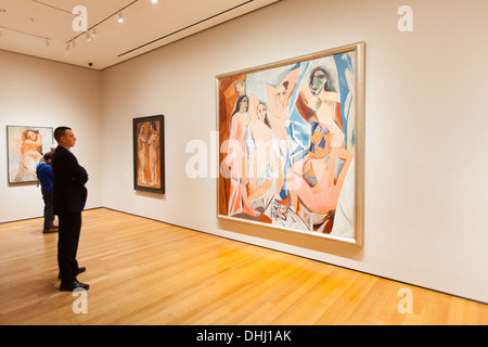 Mann ein Pablo Picasso-Gemälde "Les Demoiselles d ' Avignon" am The Museum Of Modern Art MoMa New York City, Amerika zu bewundern. Stockfoto