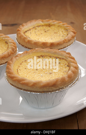 British Style Eierstich Torten bestreut mit Muskatnuss selektiven Fokus auf Pudding füllen Stockfoto