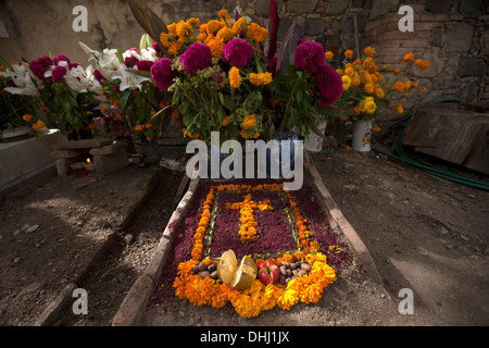 Ein Kreuz aus mit Ringelblumen schmückt eine Grab im Laufe des Tages der Toten in Teotitlan del Valle Friedhof in Oaxaca, Mexiko Stockfoto