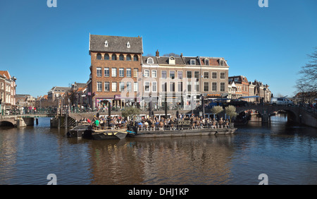 De Rijn. Der Zusammenfluss von alten und neuen Rheins im Zentrum von Leiden Stockfoto