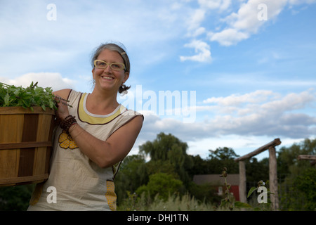 Porträt der Frau arbeitet auf Kraut Hof Stockfoto
