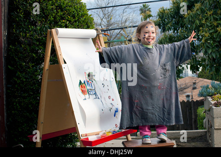 Mädchen im Freien auf Staffelei malen Stockfoto