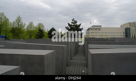 Grauen Himmelsblick auf amerikanische Botschaft auf Behrenstraße, geringe Bauhöhe Beton Stelen, Holocaust-Mahnmal, Berlin, Deutschland Stockfoto