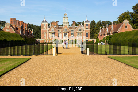 Blickling Hall, Norfolk, England, UK, genommen von der öffentlichen Straße Stockfoto